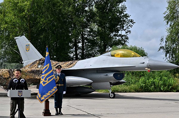 俄军S-400导弹击落乌克兰F-16战机，飞行员英勇牺牲：空战再掀血腥风暴
