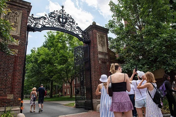 哈佛大学对抗特朗普政府：首次亮剑捍卫学术自由，22亿政府拨款被冻结