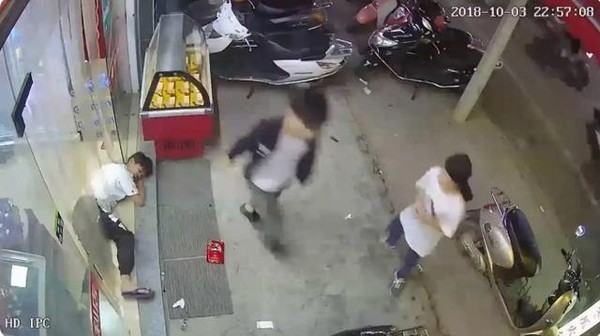 男子被殴瘫痪20个月后身亡，主凶仅获刑一年半——姐姐六年奔走维权，监控消失、死因被改、所长是凶手亲叔，真相在沉默中穿行