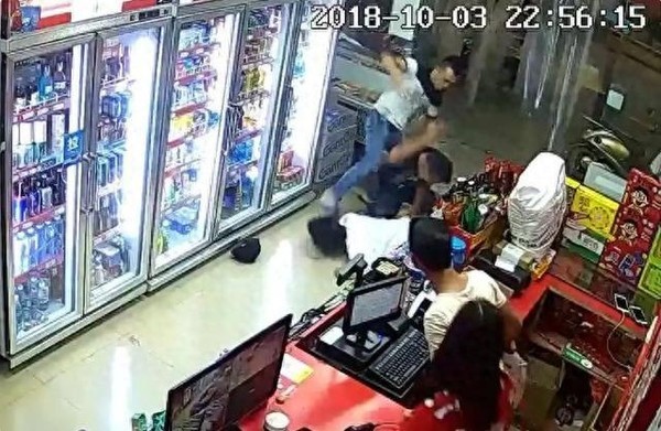 男子被殴瘫痪20个月后身亡,主凶仅获刑一年半——姐姐六年奔走维权,监控消失、死因被改、所长是凶手亲叔,真相在沉默中穿行 男子被殴瘫痪20个月后身亡,主凶仅获刑一年半——姐姐六年奔走维权,监控消失、死因被改、所长是凶手亲叔,真相在沉默中穿行