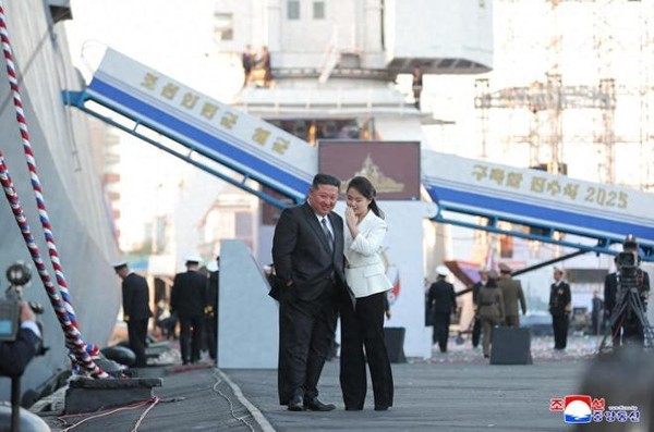 朝鲜海军迈入新时代:金正恩携女儿登舰庆祝“崔贤”号下水,揭开大舰战略新篇章 朝鲜海军迈入新时代:金正恩携女儿登舰庆祝“崔贤”号下水,揭开大舰战略新篇章