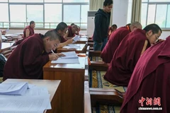 西藏26名高僧同场竞逐“藏传佛教博士”资格考试 最高学衔选拔开启新篇章