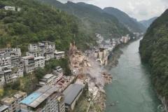 重庆彭水山体崩塌惊险还原：居民提前发现裂缝报警，巨石瞬间吞没房屋，8死34人失联背后的生死救援