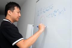 从深圳奥数少年到菲尔兹奖得主：邓煜破解百年数学难题，书写中国数学新高度
