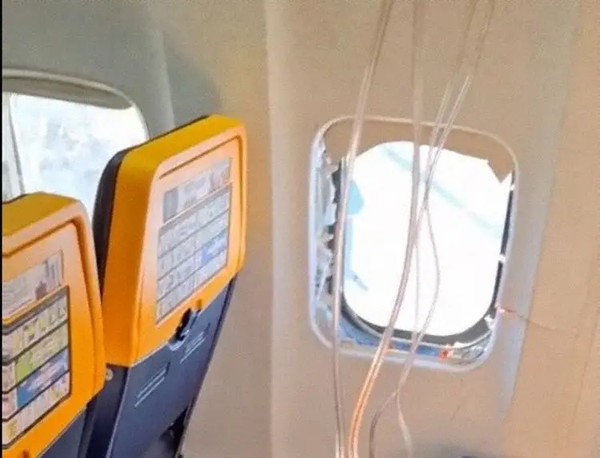 波音737万米高空突发舷窗爆裂!男子头部瞬间被吸出机外,妻子与乘客上演5分钟生死营救 波音737万米高空突发舷窗爆裂!男子头部瞬间被吸出机外,妻子与乘客上演5分钟生死营救