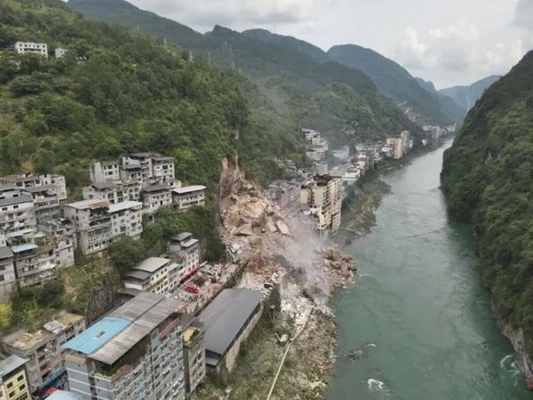 重庆彭水山体崩塌惊险还原:居民提前发现裂缝报警,巨石瞬间吞没房屋,8死34人失联背后的生死救援 重庆彭水山体崩塌惊险还原:居民提前发现裂缝报警,巨石瞬间吞没房屋,8死34人失联背后的生死救援