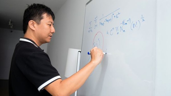 从深圳奥数少年到菲尔兹奖得主：邓煜破解百年数学难题，书写中国数学新高度