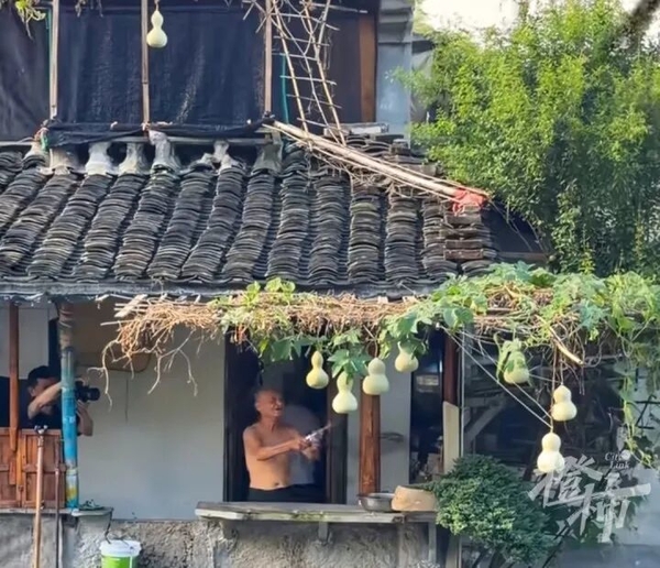 网红流量下的古城退潮:绍兴“葫芦娃爷爷”连夜摘除七葫芦,将安宁还给失独老人 网红流量下的古城退潮:绍兴“葫芦娃爷爷”连夜摘除七葫芦,将安宁还给失独老人