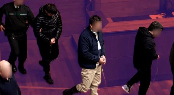 智利惊曝“假警局”勒索案：华人姐弟遭冒牌警察绑走，FBI展架与特朗普画像竟成恐吓道具